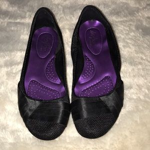 Women’s canvas/satin ballerina flats.